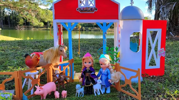 At the farm ! Elsa & Anna toddlers - Barbie - cute animals