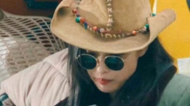 เปลี่ยนแผงขายของริมถนนให้กลายเป็นเสื้อผ้าไฮเอนด์! ปรากฏว่าความงามที่แท้จริงไม่จำเป็นต้องมีบรรยากาศหร