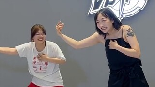 Tôi chưa bao giờ thấy ánh mắt kiên quyết hơn thế trong mắt một giáo viên dạy hip-hop múa dân gian.