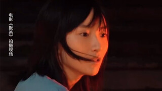女孩们在秘密基地嬉戏，突然传来同伴的惨叫