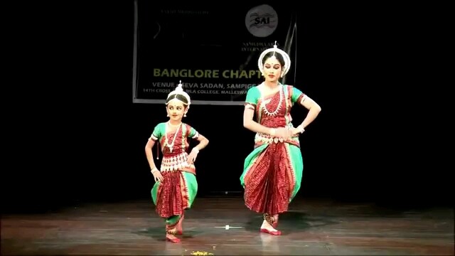 [Tarian Odissi India] Sonilika dan putrinya tampil di panggung yang sama, Basanta Pallavi