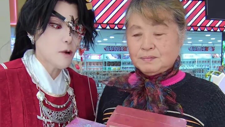 36-year-old ACG takes his mother to visit Guzi store