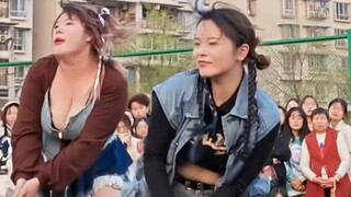 Bạn sẽ không bao giờ đoán được câu tiếp theo! Bản cover và dance trực tiếp qua video đầu tiên của cá