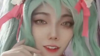 Relai cosplay Hari Jadi ke-14 Hatsune Miku yang terdiri dari 28 orang