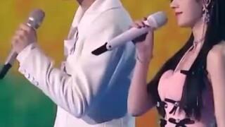 Neo Huo and Jujingyi sing together at the variety show