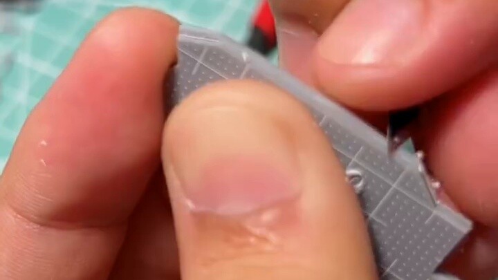 Use plastic sheets to build a heavy-duty Gundam beam rifle vest