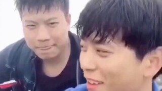 Khi một cô gái nhìn bạn, bạn hành động như một bậc thầy