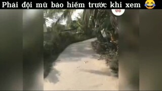 Phải đội mũ bỏ hiểm trước khi xem #meme