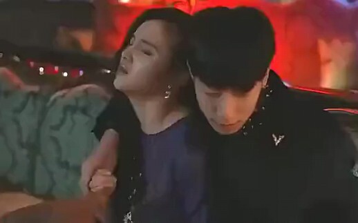 不良小伙把醉酒美女带回酒店，毁了她的清白，手机里的东西亮了