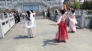 Tarian "Shan Gui (Roh Gunung)" Versi yang Membuat Hatimu Berbunga-bunga