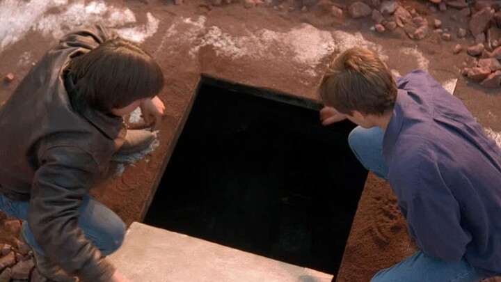 In the finale of the second season of "X-Files", the guy found a cargo box, which was actually a bun