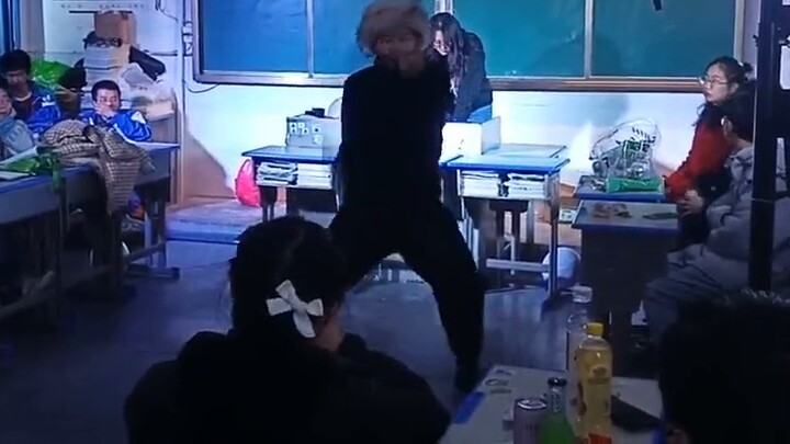 Super talented high school boy danced to HyunA's "I'm not cool" at the New Year's Eve party