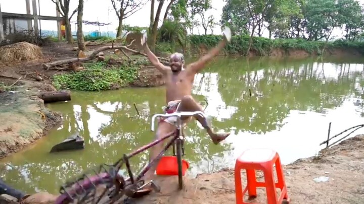 pria ini di tabrak sepeda hingga terjatuh di empang