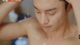 Klip yang sama dari protagonis pria sedang mandi, membandingkan drama domestik dan drama Korea, perb