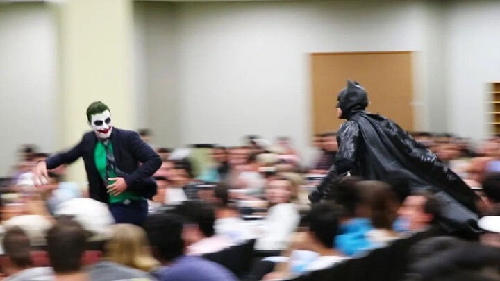 cosplay】Batman dan Joker kacau di kelas kuliah