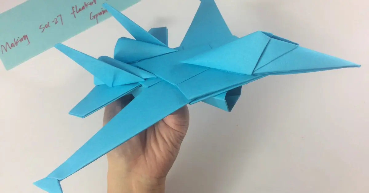 Chỉ với một tờ giấy, bạn có thể tự tay gấp cho mình một chiếc máy bay chiến đấu với thiết kế độc đáo và đầy thách thức, giúp bạn rèn luyện tính kiên trì và khả năng tư duy sáng tạo.