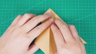 Con công origami có thể tự do mở đuôi thật đẹp khi nó mở ra!