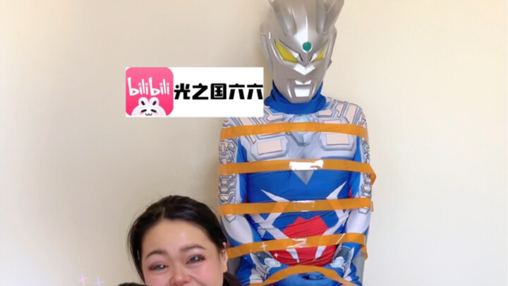 Mẹ của Liuliu cù Ultraman Zero!