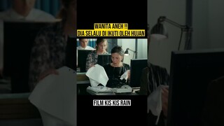 WANITA INI DI IKUTI HUJAN KEMANA PUN