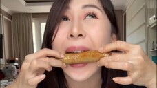 Hmmmm Sosis nya Sampe muncratt… sosisnya bukan tipe yang padat , tapi bukan lembek juga yah …