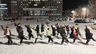 下雪了！大学生雪地里跳Seventeen《今-明日世界が終わっても-》即使明天是世界末日 我们也要在一起Last Dance