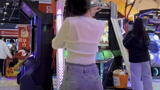 当你玩跳舞机排队时，发现有小姐姐在跳你喜欢的歌曲会怎么做？