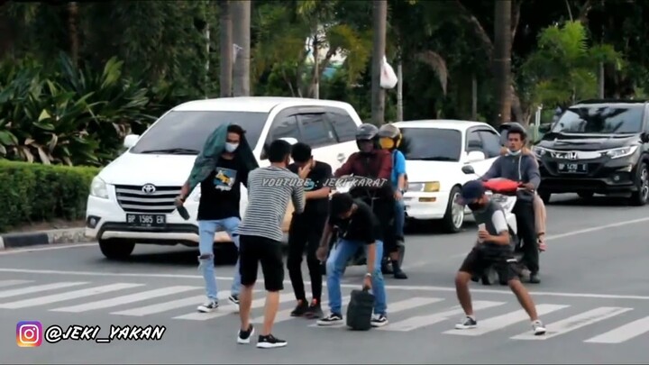 JOGET TIKTOK DI LAMPU MERAH !! BIKIN HEBOH 1 BATAM ‼️ PRANK BATAM INDONESIA
