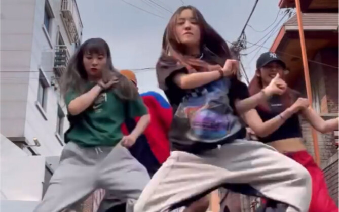 Hiphop girls, look at this dance, it's so cool!