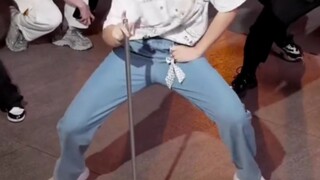 Tentang fakta bahwa saya memiliki kesempatan langsung untuk bermain dengan tongkat dalam tarian acak