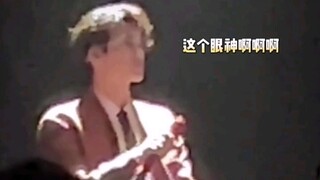 演出前示意工作人员调麦 谁懂 又想到了“手机给我”