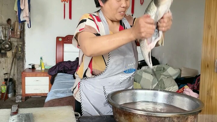 The blind mother cooked fish for her son with cerebral palsy. Their happy expressions made me laugh.