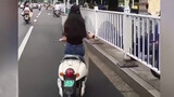 Kumpulan tingkah laku aneh di tengah jalan