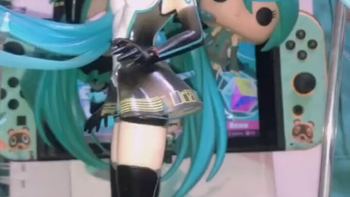 Saya kurang paham tulisannya, tapi itu Hatsune Miku