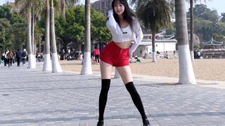 Passionate beach, hot red, over-the-knee socks and red shorts, the social cow upgrades HyunA red