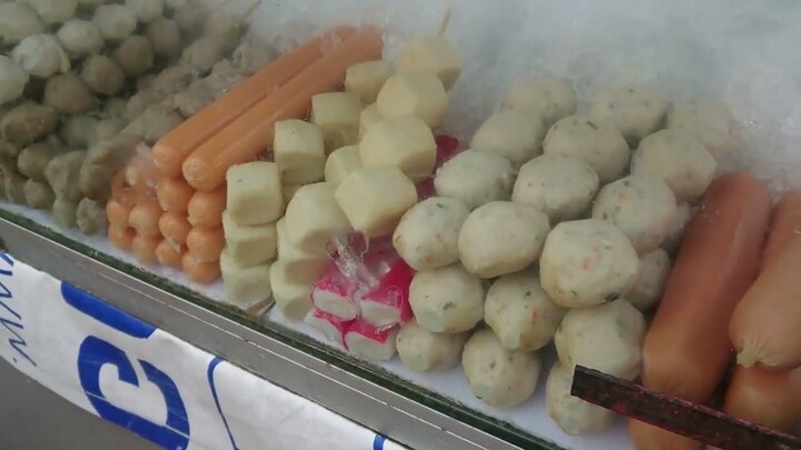 ส้มตำ ลูกชิ้นทอด นัว Thailand Street Food Papaya Salad and Meat Ball Fish Ball with spicy source