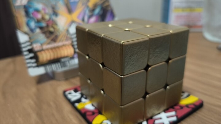 'Gochard' made his own Glion Golden Rubik's Cube