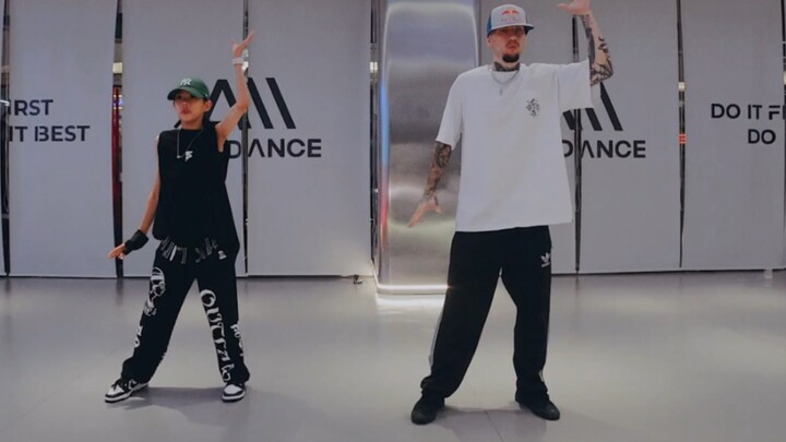 Saya sangat gembira dan senang dipilih oleh juara dunia Poppin C untuk berdansa dengan saya. Terima 