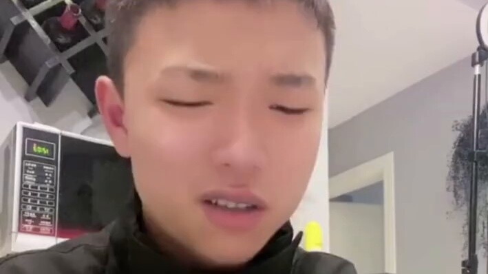 Akan lebih berisik lagi jika ada orang lain yang tidur di dalam rumah tersebut.