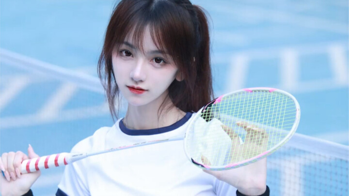Shall we play badminton together on the weekend?