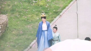 ในการถ่ายทำล่าสุดของ Gong Jun, Di Lieba และ "The Legend of An Le" นางเอก Di Ziyuan สวมชุดสีน้ำเงินดึ