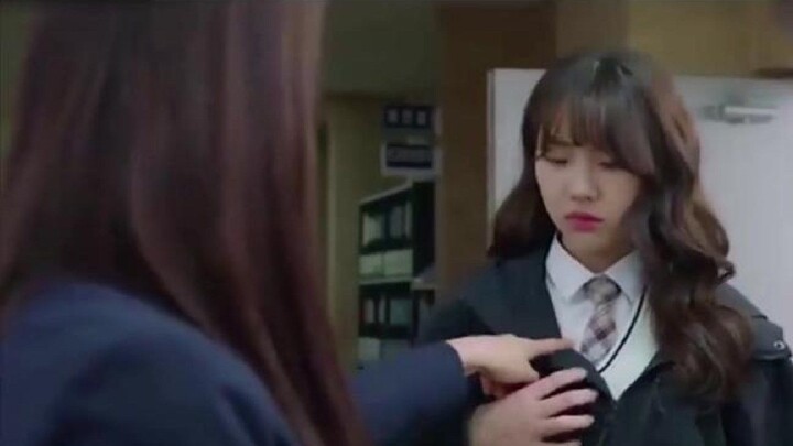 Korean drama: The girl was wearing a school grass coat, the school flower forcibly pulled it down af