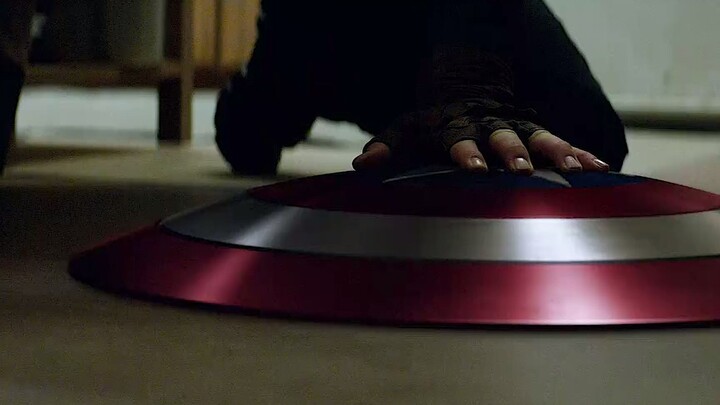 Khiên của Captain America có thể được sử dụng như một chiếc khiên và một ngọn giáo, và nó cũng có th