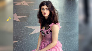 Lihat lima adegan Alexandra Daddario yang membuat mimisan!