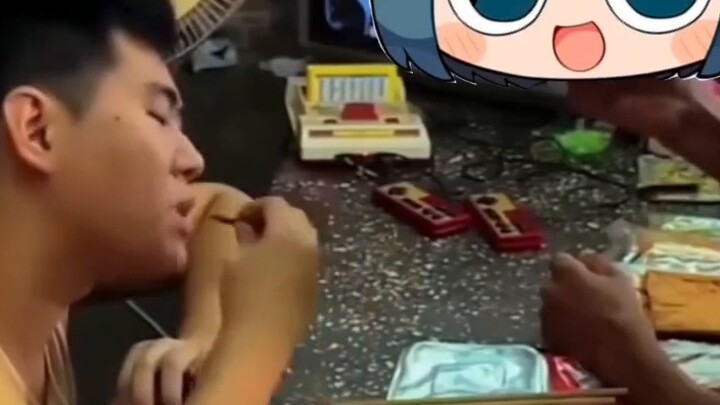 Ye Buzhi diberi makan dengan hangat oleh ibunya di kantin