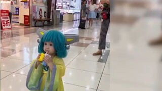 Cute baby COS Cai Wenji went to the mall, and passers-by were struck by her c*ess: she "breasted"