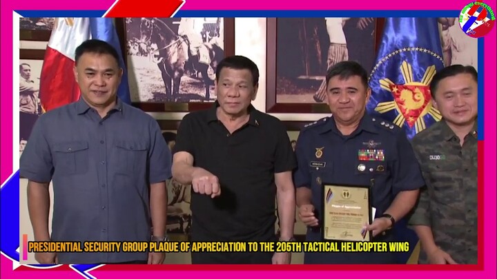 President Duterte in PSG Plaque of Appreciation to the 205th Tactical Helicopter Wing