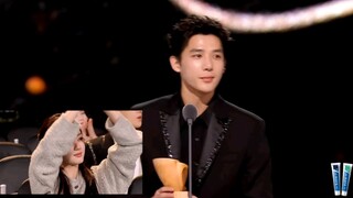 Tencent Starlight Awards Wang Anyu ได้รับรางวัลพร้อมกับปฏิกิริยาของ Zhao Lusi ในช่วงครึ่งหลังของทีม 