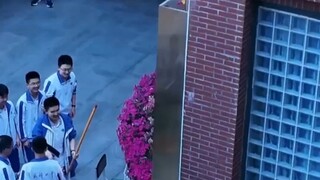 男生一脚上墙，拿到掉在屋顶的书，网友：有点子厉害！