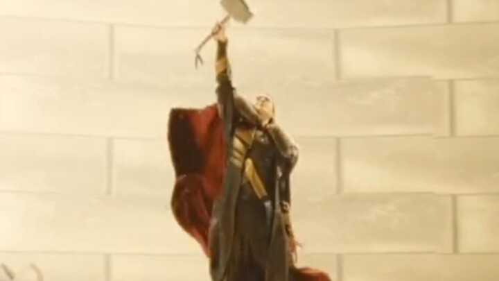 [Ảnh cắt của Thor] Loki giơ búa của Thor lên, và mọi người hò reo!