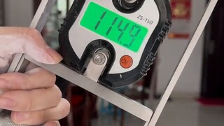 Lingkar lengan bawah 27 cm, kekuatan genggaman 115 kg (jangan dianggap serius, hentikan bullying di 
